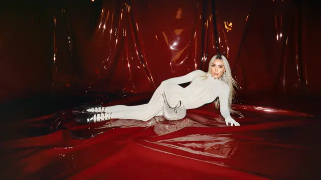 Tiru Gaya Glamor dan Chic Kim Kardashian yang Ikonik dengan Koleksi Resort Marc Jacobs