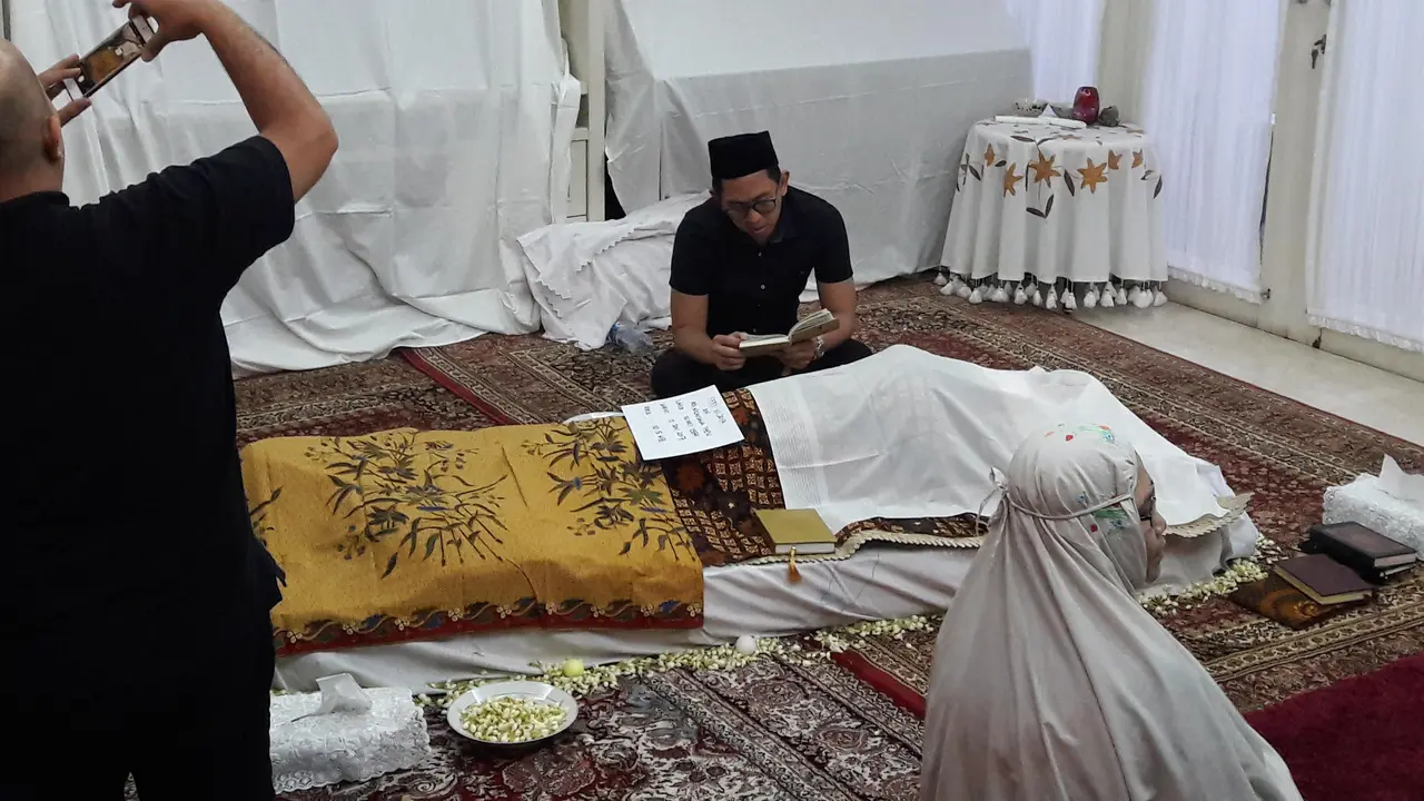Jenazah suami Ririn Ekawati