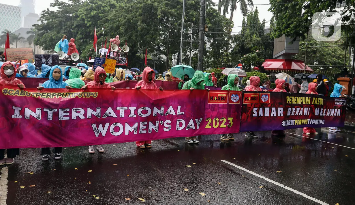 <p>Massa yang tergabung dari berbagai elemen masyarakat melakukan aksi damai dengan membentangkan poster di kawasan Monumen Nasional, Jakarta, Indonesia, Rabu (8/3/2023). Dalam aksi memperingati Hari Wanita Internasional, mereka menyerukan untuk melawan segala bentuk penindasan hak, perlindungan, menolak perkawinan anak serta menjamin kesehatan perempuan. (Liputan6.com/Johan Tallo)</p>
