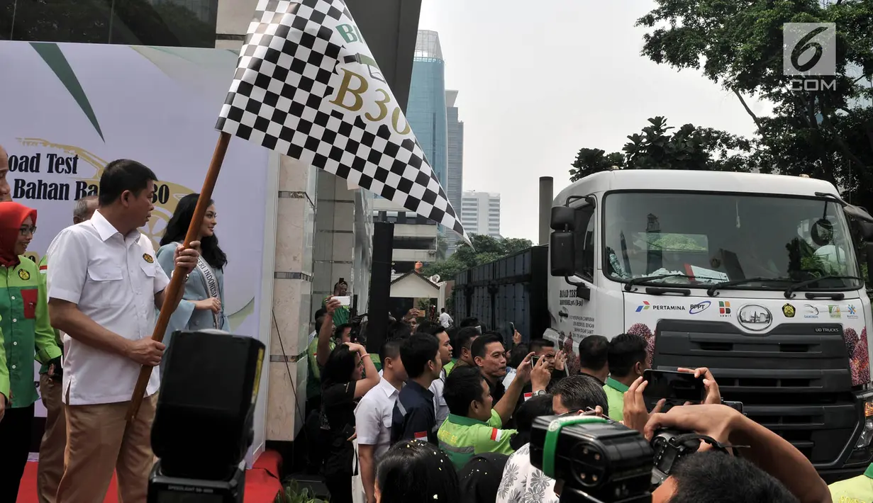 Menteri ESDM Ignasius Jonan secara simbolis melepas keberangkatan uji jalan Penggunaan Bahan Bakar B30 untuk kendaraan bermesin diesel di Kementerian ESDM, Jakarta, Kamis (13/6/2019). (merdeka.com/Iqbal S. Nugroho)