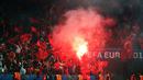 Suporter Turki menyalakan flare saat Spanyol melawan Turki pada laga Grup D Piala Eropa 2016 di Allianz Riviera, Nice, Sabtu (18/6/2016) dini hari WIB. (AFP/Valery Hache)