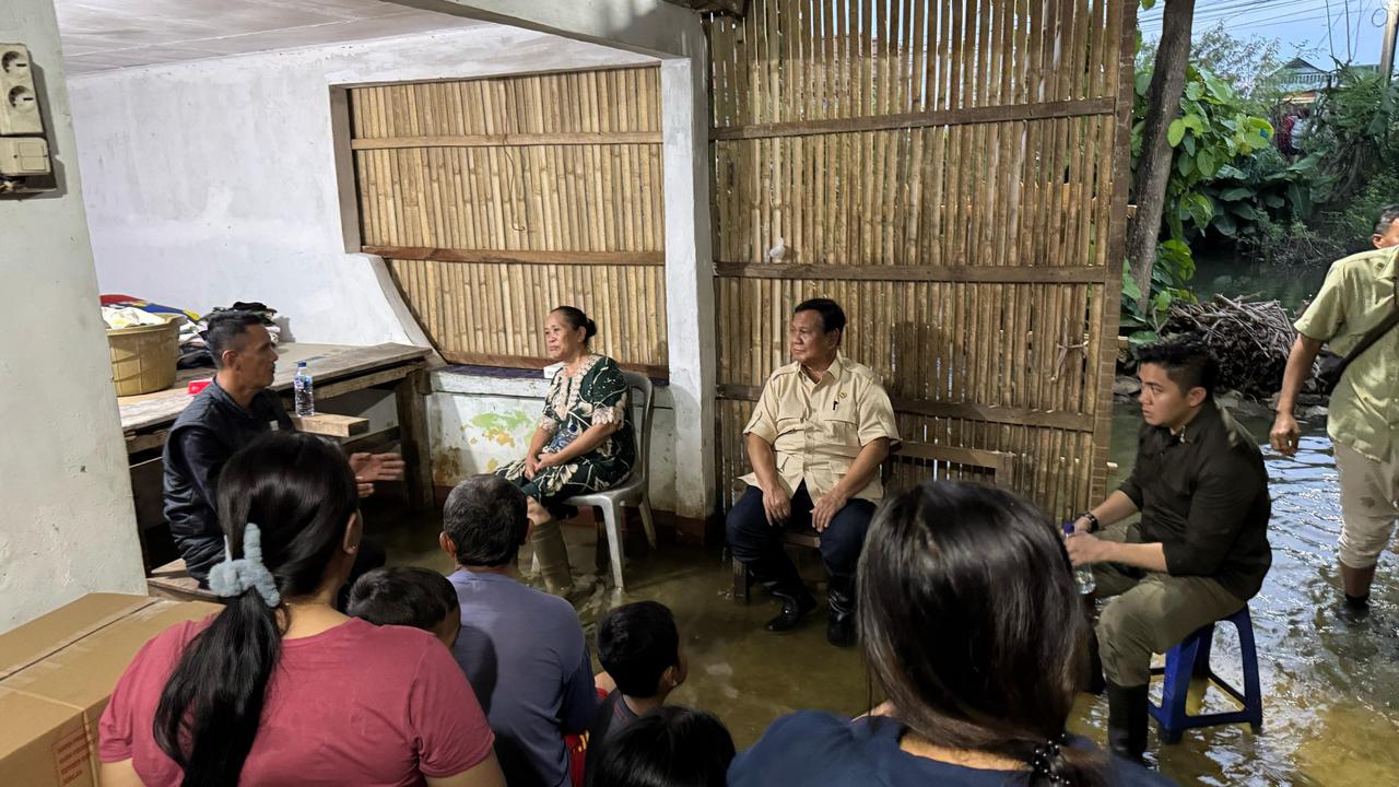 Presiden Prabowo Subianto saat meninjau banjir di Kecamatan Babelan, Kabupaten Bekasi.