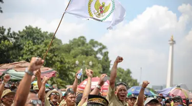 Sejumlah perangkat desa melakukan aksi unjuk rasa di depan Istana Negara, Jakarta, Rabu (27/5/2015). Aksi unjuk rasa ini menuntut segera disahkannya revisi PP 43/2014 yang di antaranya tentang penghapusan sistem tanah bengkok. (Liputan6.com/Faizal Fanani)