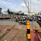 Sejumlah kendaraan berhenti di perlintasan kereta api Nomor 52 di Pisangan Lama, Jakarta, Kamis (11/4). Pintu perlintasan ini dan JPL 66 di Jalan Stasiun Cakung, Jaktim, akan ditutup permanen saat diberlakukannya Double Double Track (DDT) lintas Manggarai-Cikarang. (merdeka.com/Iqbal S. Nugroho)