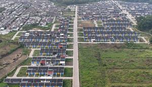 Foto udara salah satu kawasan perumahan bersubsidi di Parung Panjang, Kabupaten Bogor, Jawa Barat, Kamis sore (19/9/2024). (merdeka.com/Arie Basuki)