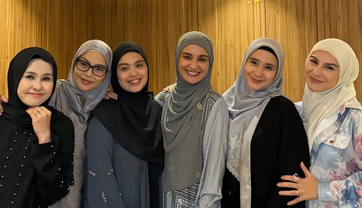 Ryana Dea hadir mengenakan abaya hitam berkancing, dipadukan kerudung segi empat warna abu-abu bermotif. [@ryana_dea]