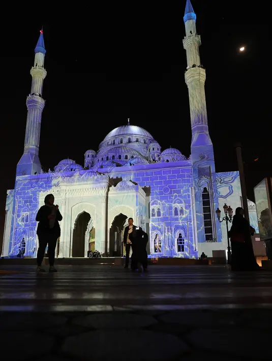 Masjid Al-Noor diterangi lampu warna-warni selama festival cahaya Sharjah di Uni Emirat Arab pada 13 Februari 2019. Festival cahaya tahunan ini menggunakan teknik pencahayaan dan teknologi 3D serta berlatar musik. (KARIM SAHIB/AFP)