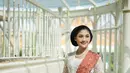 Untuk kesan yang lebih dewasa, kamu bisa padukan kebaya dengan selendang menyilang [@erinagudono]