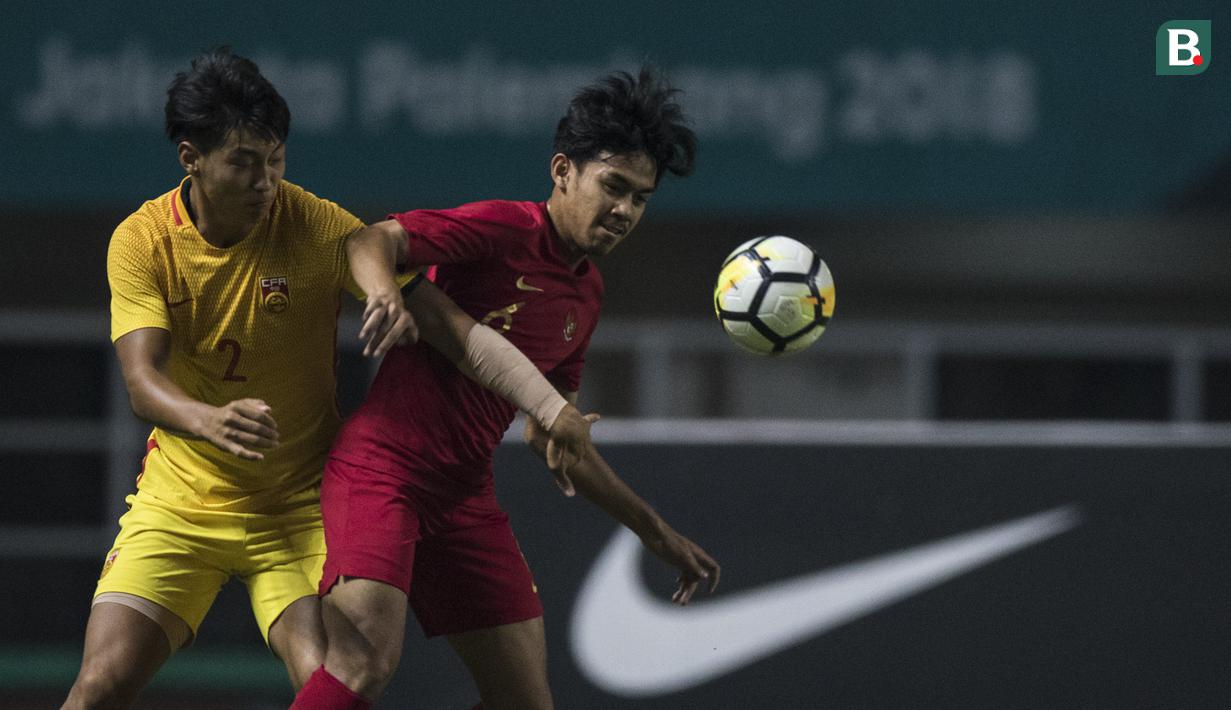 Gelandang Timnas Indonesia, Luthfi Kamal, berebut bola dengan bek China, Tianyu Guo, pada laga PSSI 88th U-19 di Stadion Pakansari, Jawa Barat, Selasa (25/9/2018). Indonesia kalah 0-3 dari China. (Bola.com/Vitalis Yogi Trisna)