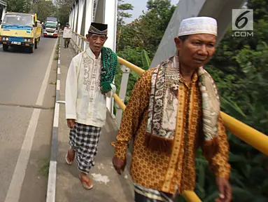 Warga melintasi jembatan Bangkir Indramayu, Jawa Barat, Jumat (30 /6). H+5 Indramayu Kota ke Arah Jakarta melalui Jalur Utara diprediksi mulai di padati arus balik pada Malam dan esok hari H+6. (Liputan6.com/Helmi Afandi)