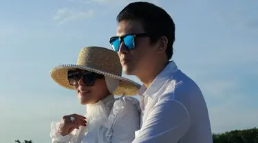 Romantisnya Reino Barack memeluk sang istri dari belakang. (Foto: Instagram/ princessyahrini)