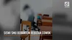 Detik-detik perkelahian siswi SMU di Parepare terekam kamera. Diduga aksi baku hantam ini akibat masalah asmara.