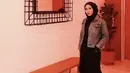 Ajeng tampil casual mengenakan jaket denim yang dipadukan dengan inner hitam yang serasi dengan hijabnya. Sneakers pun melengkapi penampilannya. (Dok. Instagram @ajeng.dinanti)