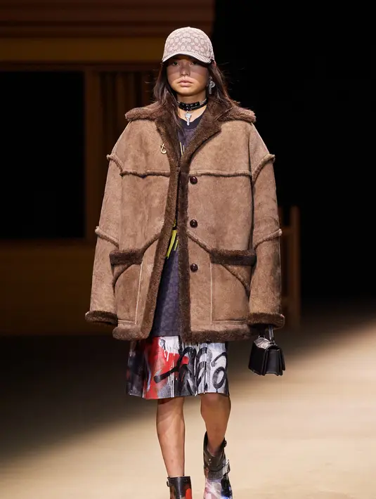 Coach memulai debut koleksi Stuart Vevers Fall 2022 dengan live runway show di kota New York dengan mengangkat tema “Somewhere in America,” kota asal dari bran Coach sendiri. /Foto: dok Coach.