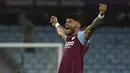 <p>Pemain Aston Villa Tyrone Mings merayakannya kepada para penggemar setelah berakhirnya pertandingan sepak bola Liga Inggris antara Aston Villa dan Fulham di Villa Park, Birmingham, Inggris, Selasa (25/4/2023). Aston Villa memenangkan pertandingan dengan skor 1-0. (AP Photo/Rui Vieira)</p>