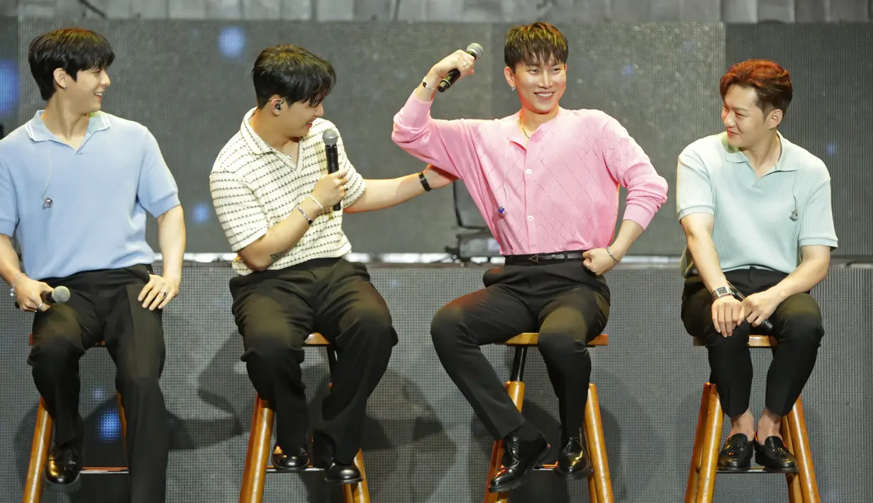 <p>Dalam konfersi pers hingga konser, keempat personil BTOB tampil dengan busana santai serba pastel.&nbsp;Credit: Bambang E. Ros</p>