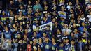 Suporter Persib berdesakkan di Stadion Si Jalak Harupat, Bandung, untuk menyaksikan laga Persib melawan Mitra Kukar di Turnamen Piala Bhayangkara di Kamis (17/3/2016). Laga Persib kontra Mitra Kukar berakhir imbang 1-1. (Liputan6.com/Helmi Fithriansyah)