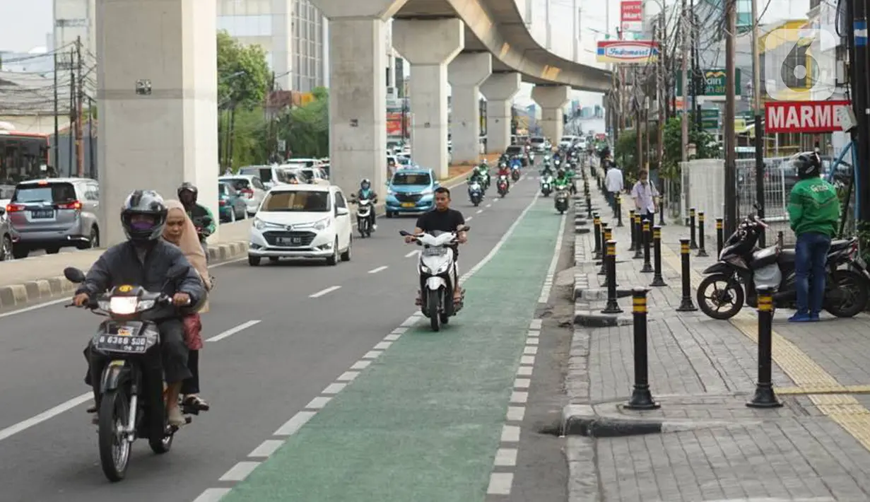 Pengendara sepeda motor melintasi jalur khusus sepeda di Jalan Fatmawati Raya, Jakarta, Rabu (22/1/2020). Kurangnya penerapan sanksi menyebabkan jalur khusus bagi pesepeda tersebut tidak steril dari kendaraan bermotor. (Liputan6.com/Immanuel Antonius)