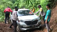 Polisi bersama warga dan relawan mengevakuasi mobil yang tersesat di hutan kawasan Majalengka. Foto (istimewa)