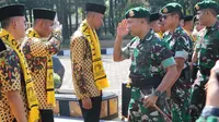 Komandan Yonif 411/Pandawa/6/2/Kostrad Letkol Inf Subandi memberi hormat kepada para prajurit yang mendapat hadiah umroh. Foto: liputan6.com/dian saputra.