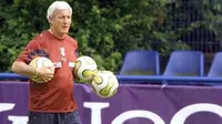 Italian coach Marcello Lippi holds the new ball for the final during a training session, 06 July 2006 in Duisburg. Italy will play against France in the 2006 Football World Cup 2006 final match in Berlin 09 July. AFP PHOTO/PATRICK HERTZOG