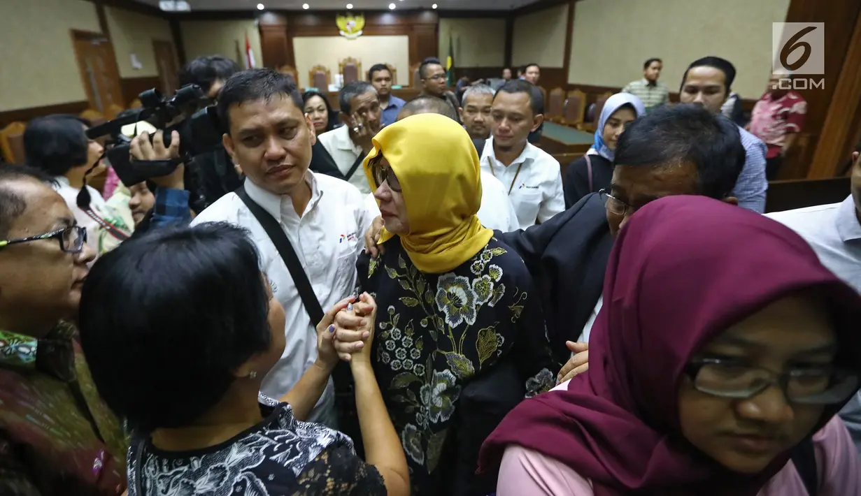 Mantan Dirut Pertamina Karen Agustiawan menyalami kerabatnya usai mejalani sidang pembacaan tuntutan di Pengadilan Tipikor, Jakarta, Senin(10/6/2019). Karen dikenakan Pasal 3 undang-undang tindak pidana korupsi Jo Pasal 55 ayat 1 ke-1 KUHP. (Liputan6.com/Herman Zakharia)