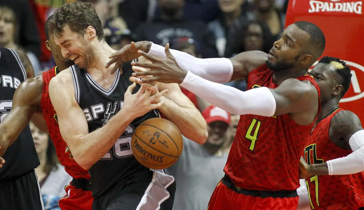 Pemain Atlanta Hawks, Paul Millsap (4) berebut bola dengan pemain Spurs, Pau Gasol (16) pada lanjutan NBA basketball game di Philips Arena, (01/01/2017). Atlanta menang 114-112. (Reuters/Brett Davis-USA TODAY Sports)