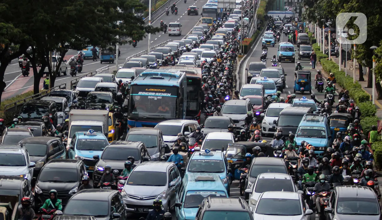 Ia mengatakan, pihaknya akan melakukan pengaturan lalu lintas di titik-titik rawan macet di waktu tersebut. (Liputan6.com/Johan Tallo)