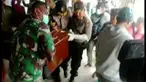 1 Jenazah warga sipil korban pembantaian KKB dievakusi ke Wamena untuk proses identifikasi. Diduga korban adalah karyawan PT Istaka Karya