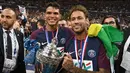 Penyerang PSG, Neymar Jr dan Thiago Silva tersenyum sambil membawa Piala Prancis di Saint-Denis, Paris (8/5). Meski dalam kondisi cedera, Neymar tetap hadir menyaksikan timnya bertanding di final melawan Les Herbiers.  (AFP Photo/Franck Fife)
