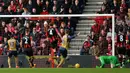 Pemain Arsenal, Aaron Ramsey (2kanan) merayakan gol rekannya Alex Oxlade-Chamberlain pada lanjutan liga Premier Inggris di Stadion Vitality, Minggu (7/2/2016). (AFP/Glyn Kirk)