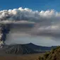 Ilustrasi mimpi, gunung meletus. (Photo by Marc Szeglat on Unsplash)