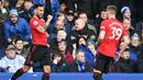 Gelandang Manchester United, Bruno Fernandes, melakukan selebrasi usai membobol gawang Everton pada laga Premier League di Stadion Goodison Park, Minggu (1/3/2020). Kedua tim bermain imbang 1-1. (AFP/Paul Ellis)