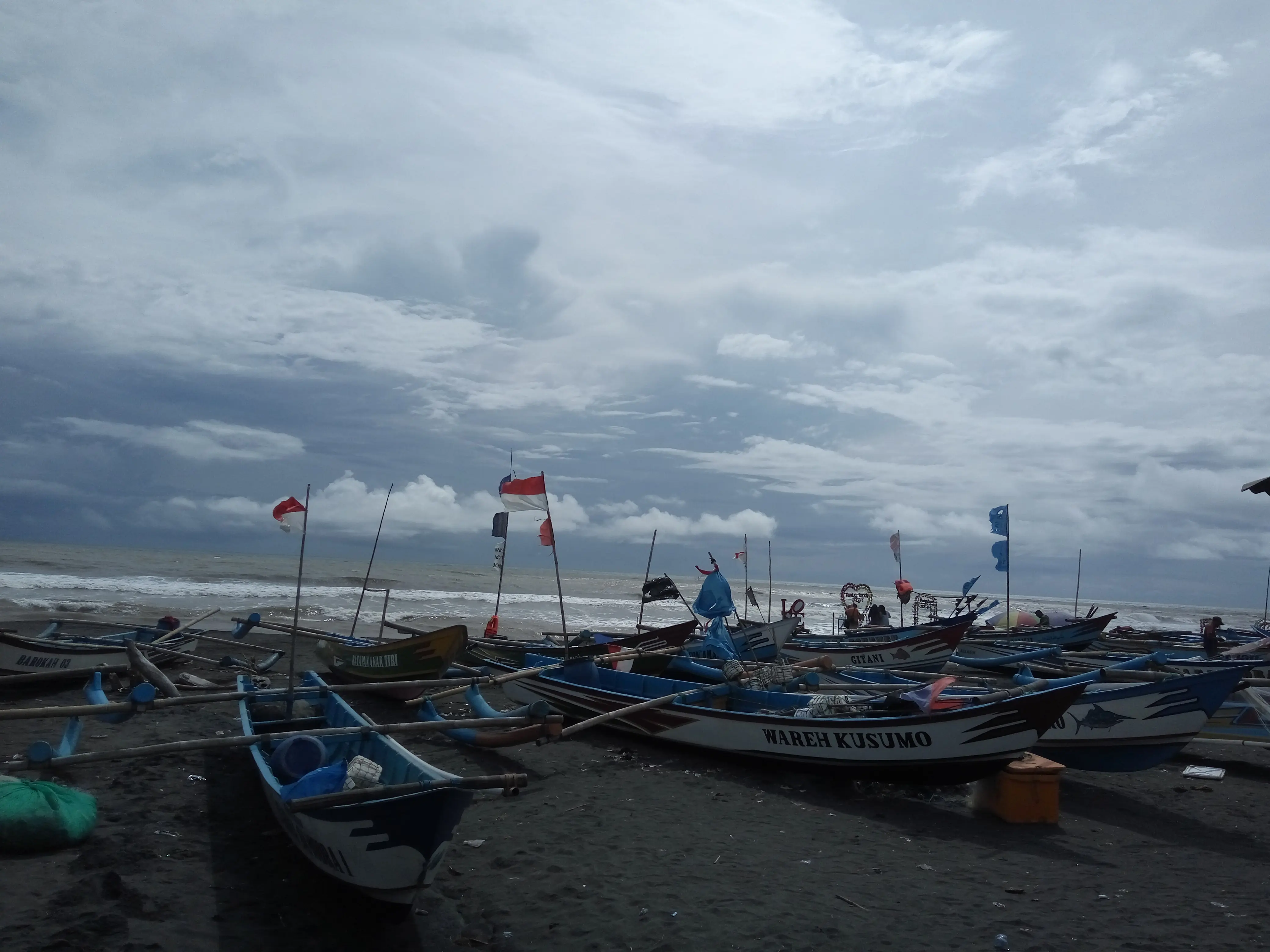 Nelayan di Pantai Depok Bantul tetap melaut menjelang gerhana bulan total
