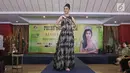 Puteri Indonesia Lingkungan 2017 Kevin Lilliana menunjukkan gaun miliknya untuk Miss International 2017, Jakarta, Rabu (18/10). Perempuan asal Bandung ini akan mengenakan busana bertemakan Mbok Jamu and Secret Potion. (Liputan6.com/Herman Zakharia)