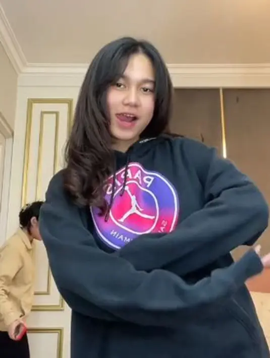 Potret Azizah Salsha dengan jaket PSG ini juga tampak menawan. Video TikTok saat Azizah pakai jersey PSG ini banjir views. Warganet banyak yang memuji Azizah tampak semakin kece dengan jaket PSG. (Liputan6.com/TikTok/azizahsalshaa)