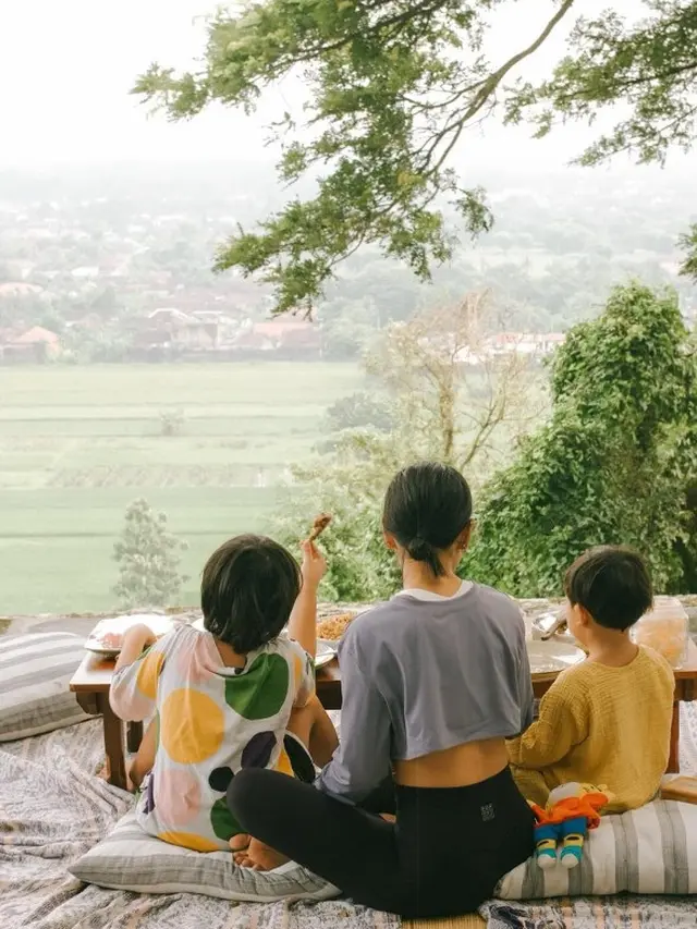 Potret Andien dan anak-anak di Yogyakarta (Sumber: Instagram/andienaisyah)