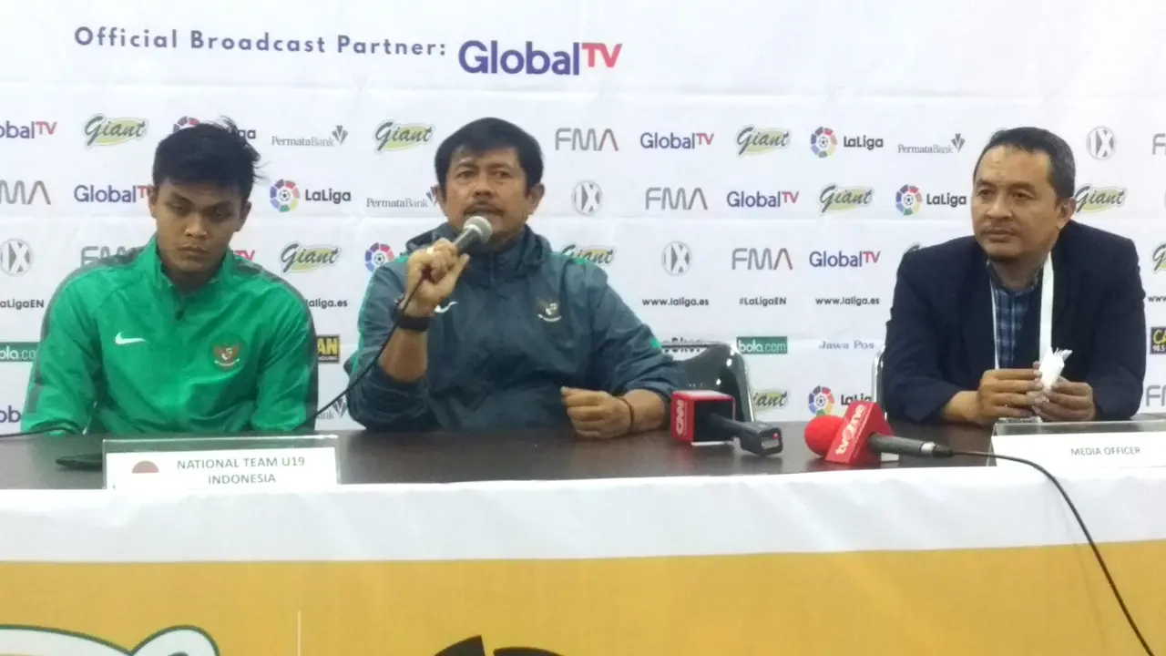Pelatih Timnas Indonesia U-19, Indra Sjafri (tengah), memberi keterangan kepada wartawan usai anak asuhnya dikalahkan Espanyol B pada laga uji coba di Stadion Bandung Lautan Api, Jumat (14/7/2017).