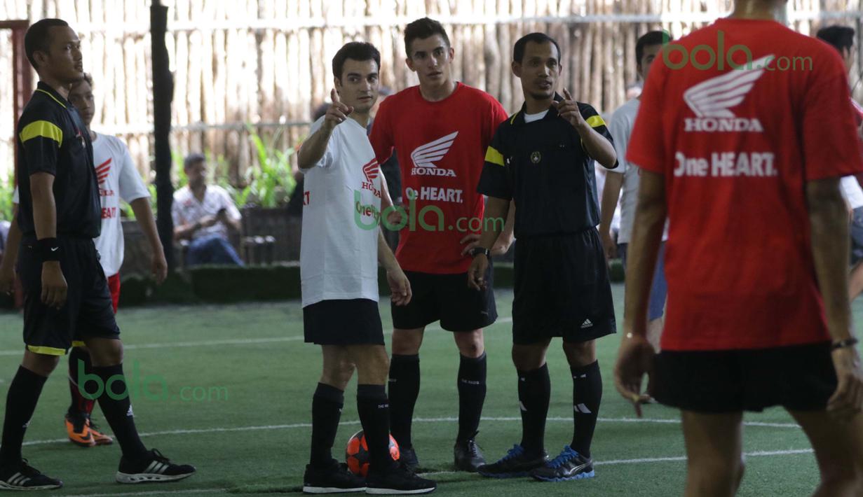 Marc Marquez dan Dani Pedrosa berbincang sebelum bertanding di Lapangan Futsal Kuningan Village, Jakarta, Sabtu (13/2/2016). (Bola.com/Nicklas Hanoatubun)