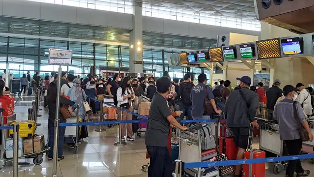 Memasuki puncak mudik Lebaran 2022, terpantau keberangkatan Domestik di Terminal 3 Bandara Soekarno-Hatta padat oleh antrian calon penumpang, Kamis (28/4/2022).