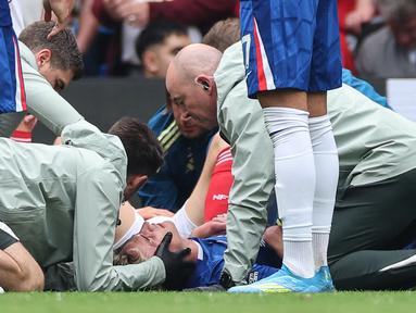 Pemain Chelsea, Jesse Derry mendapatkan penangan intensif dari tim medis usai bebenturan dengan pemain Nottingham Forest pada laga pekan ke-35 Premier League di Stamford Bridge, Senin (4/5/2026). (AFP/Adrian Dennis)