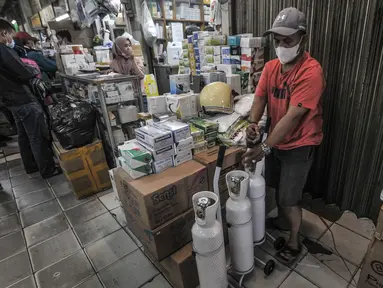 Pedagang merapikan tabung oksigen ukuran 1 kubik yang sudah dipesan pembeli di Pasar Pramuka, Jakarta, Kamis (24/6/2021). Salah seorang pedagang, Jahendri (45) mengungkapkan ketersediaan tabung oksigen di Pasar Pramuka mengalami kelangkaan bahkan hampir kosong. (merdeka.com/Iqbal S. Nugroho)