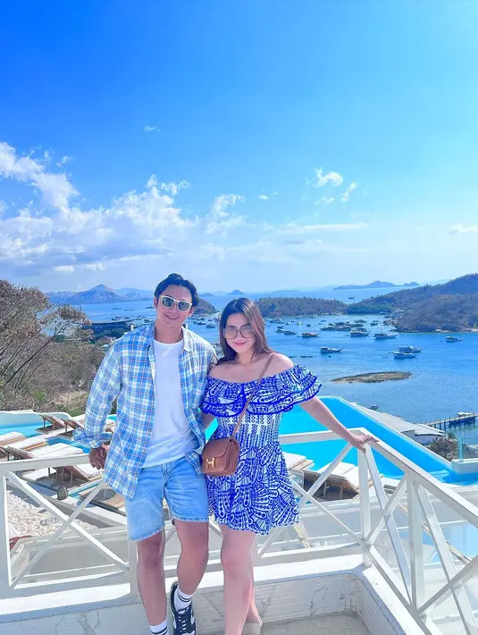 "Aku tau aku sama-sama striping, kita jarang ketemu. Jadi salah satu caranyanya ya main ke lokasi Hito, Hito main ke lokasi aku. Aku tuh kayak bisa dipanggil, 'satpam lu ya, CCTV berjalan lu ya. Yang profesional dong jadi orang, gimana si Hito mau syuting bener sama lawan mainnya gitu gitu'. Terus aku sampai bingung sendiri," jelas Feli. [Instagram/felicyangelista_]