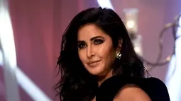 Aktris Bollywood Katrina Kaif berpose di atas catwalk selama mengenakan busana perancang Manish Malhotra di Lakme Fashion Week (LFW) Winter Festive 2019 di Mumbai (20/8/2019). (AFP Photo/Sujit Jaiswal)