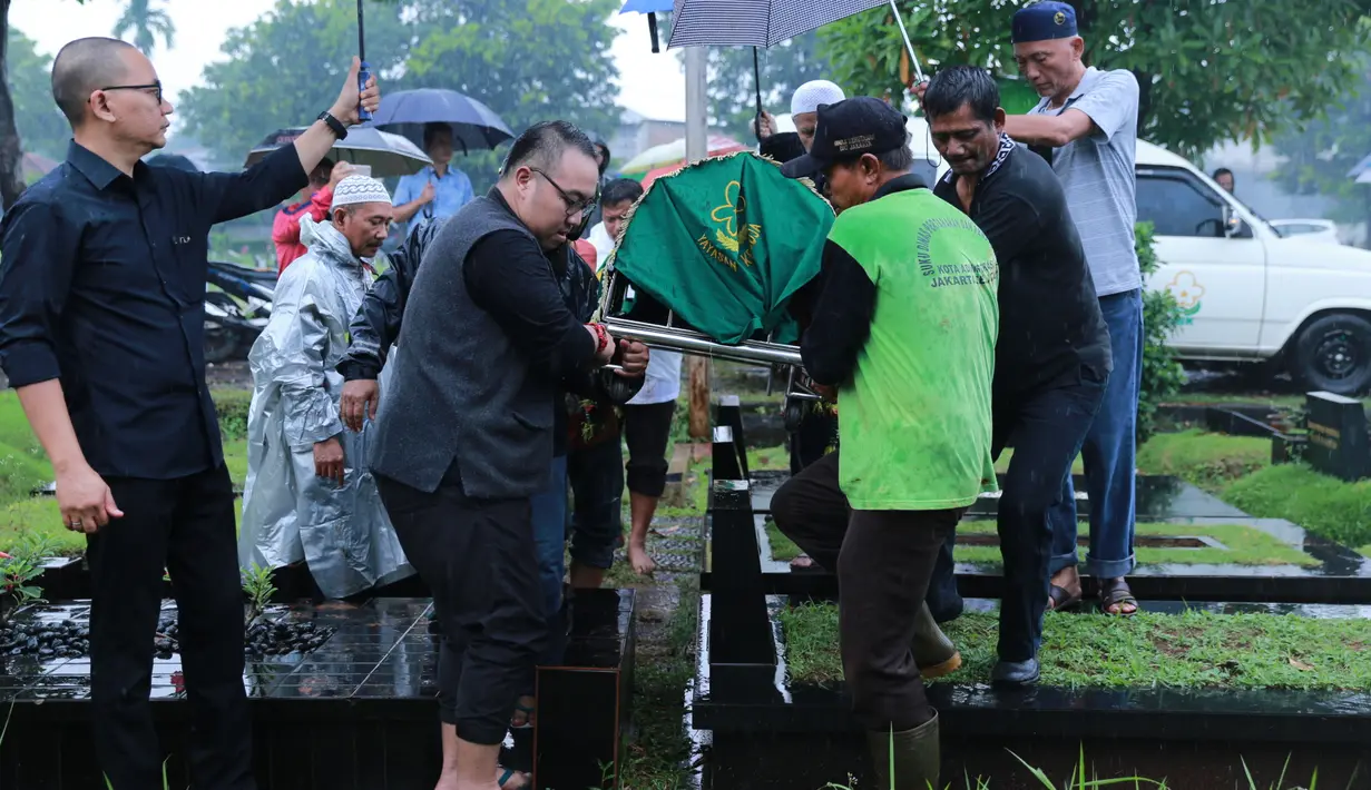 Setelah sebelumnya almarhum Deddy Sutomo disalatkan di masjid dekat kediamannya, di Puri Flamboyan, Rempoa, Tangerang Selatan, jenazah langsung di antarkan ke peristirahatan terakhirnya. (Adrian Putra/Bintang.com)