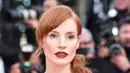 Jessica Chastain tak kalah memesona dengan kalung emas putih 18 karat yang menampilkan tubi berbentuk oval 112,52 karat dan berlian 13,57 karat. (Foto: Chopard)