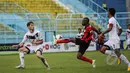 Persipura Jayapura membungkam Mitra Kukar dengan skor 4-1 dalam pertandingan grup B, turnamen pra musim SCM Cup 2015 di Stadion Kanjuruhan Malang, Selasa (20/1/2015). (Liputan6.com/Faizal Fanani)