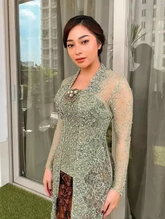 Kebaya brokat warna hijau sage seperti Nikita Willy belakangan kian populer. [@nikitawillofficial94].