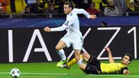 Pemain Real Madrid, Gareth Bale berusaha mengejar bola dalam lanjutan Liga Champions melawan Borussia Dortmund di Signal Iduna Park, Rabu (27/9). Satu gol Bale mewarnai kemenangan Real Madrid 3-1. (AP/Michael Probst)