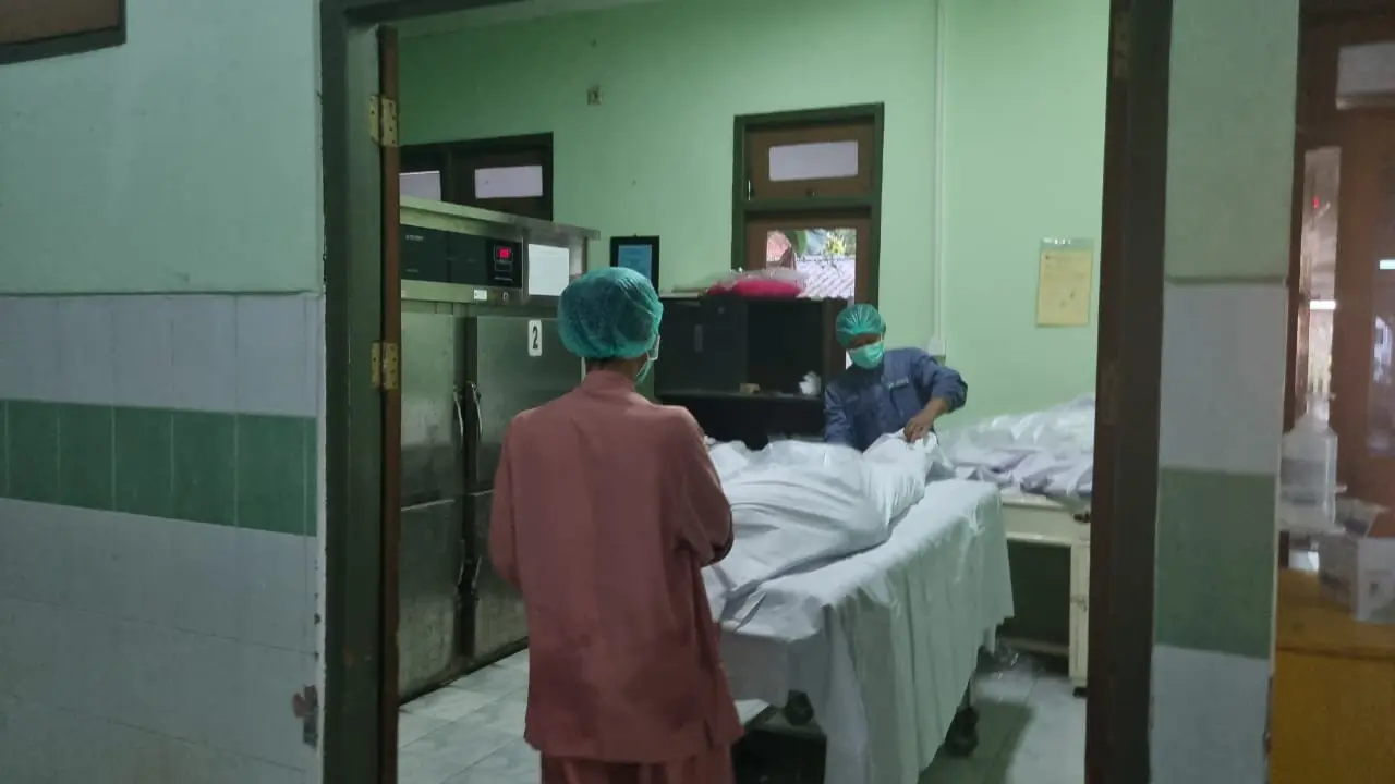 Jenazah RHN saat dirawat di rumah sakit Gresik. (Istimewa)